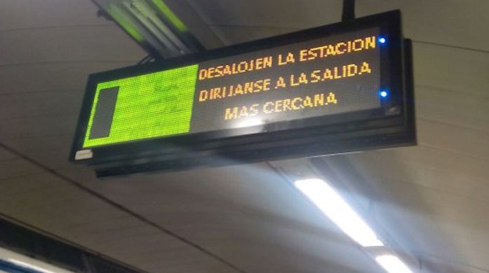 TodoNoticiasEU's tweet photo. Desalojan todas las estaciones de Metro Madrid -  https://t.co/0qp2kg6ki1 https://t.co/jN6BbvXyLn