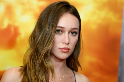 FearTWDUpdates's tweet image. Alycia Debnam-Carey Shining the red carpet up last night! #FearTWD
