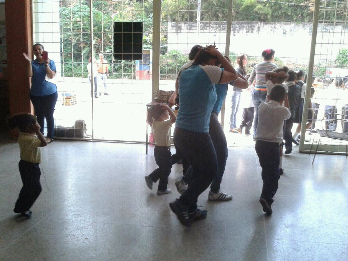 anrasil's tweet photo. Niños,niñas y personal en el desarrollo del Simulacro ante eventos sismicos @NeylaPosso @zetdivfor @Auris_Aralin https://t.co/jJDGKa88SX