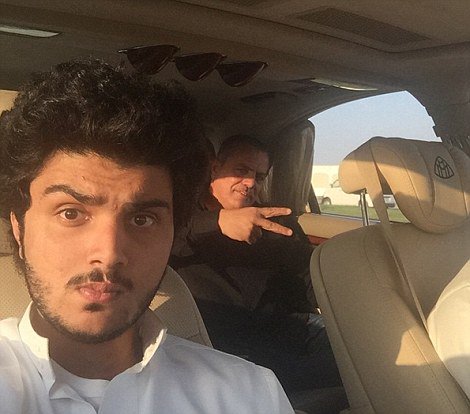 DailyMailUK's tweet image. Inside the extravagant life of Saudi billionaire behind fleet of golden cars dailym.ai/1TipWDY