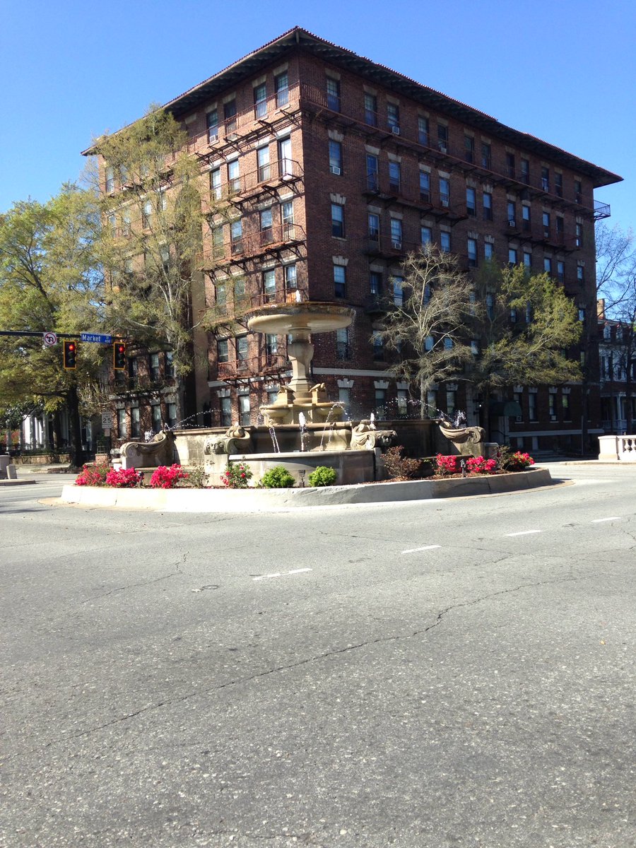 David_joynes1's tweet photo. @learnsharelive Kenan Water Fountain https://t.co/0HVP4wctNp