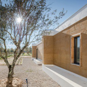 GBA_pgh's tweet image. Layers of #compacted #rammed #earth form walls for this #home in #Portugal buff.ly/1V0HN2d