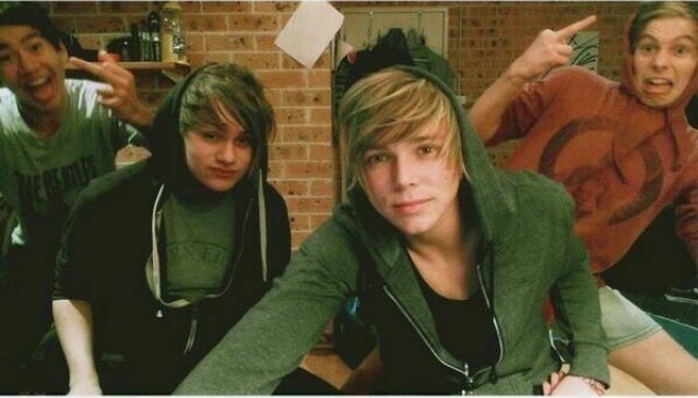 DirectSOS_'s tweet image. It's 5SOSDay?! 😊