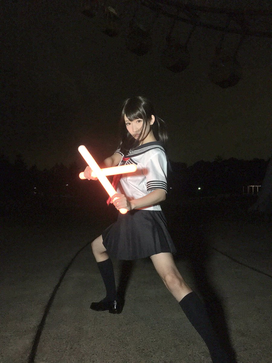 成賀 久瑠王 なるがくるみ En Twitter ルミカ メガ大閃光 を持って 深夜にjkコスプレが謎の決めポーズしてみた T Co Dql1624nvg