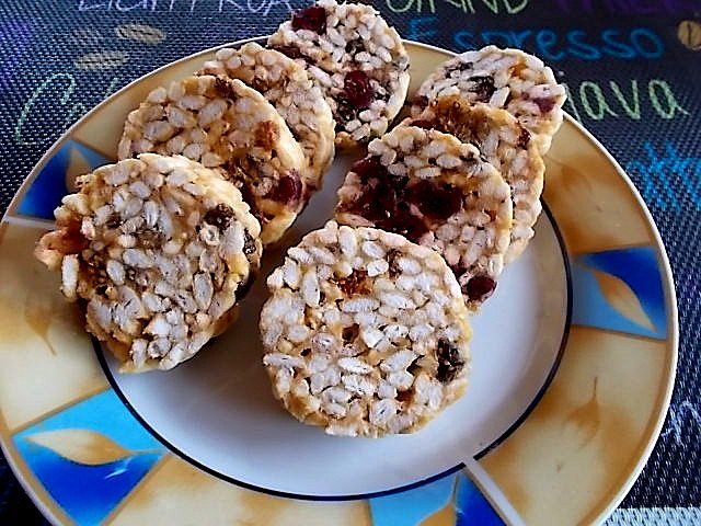 ElbietaDz's tweet photo. Małe słodkie talarki z bakaliami
#deserek #przekąska #bakalie #helio #żurawina #miechunka
https://t.co/siClREr4iY https://t.co/AHFLx5ka6O