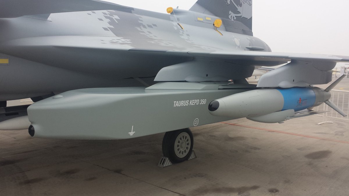 DPMHAUS1's tweet photo. #TAURUS #KEPD 350 Shown on #GRIPEN at #FIDAE2016 https://t.co/YHzHPbnB8K @Saab @MBDADeutschland https://t.co/8XS8YvAvQk