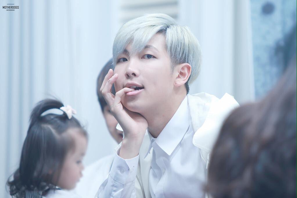 xxxjk_1997's tweet photo. @rapjoon_bts 

ナムヒョン

2Mおめでとうございます

良い１日を過ごしてください

P.S.
今度焼肉連れてって下さい。 https://t.co/O6uYhQwWYL