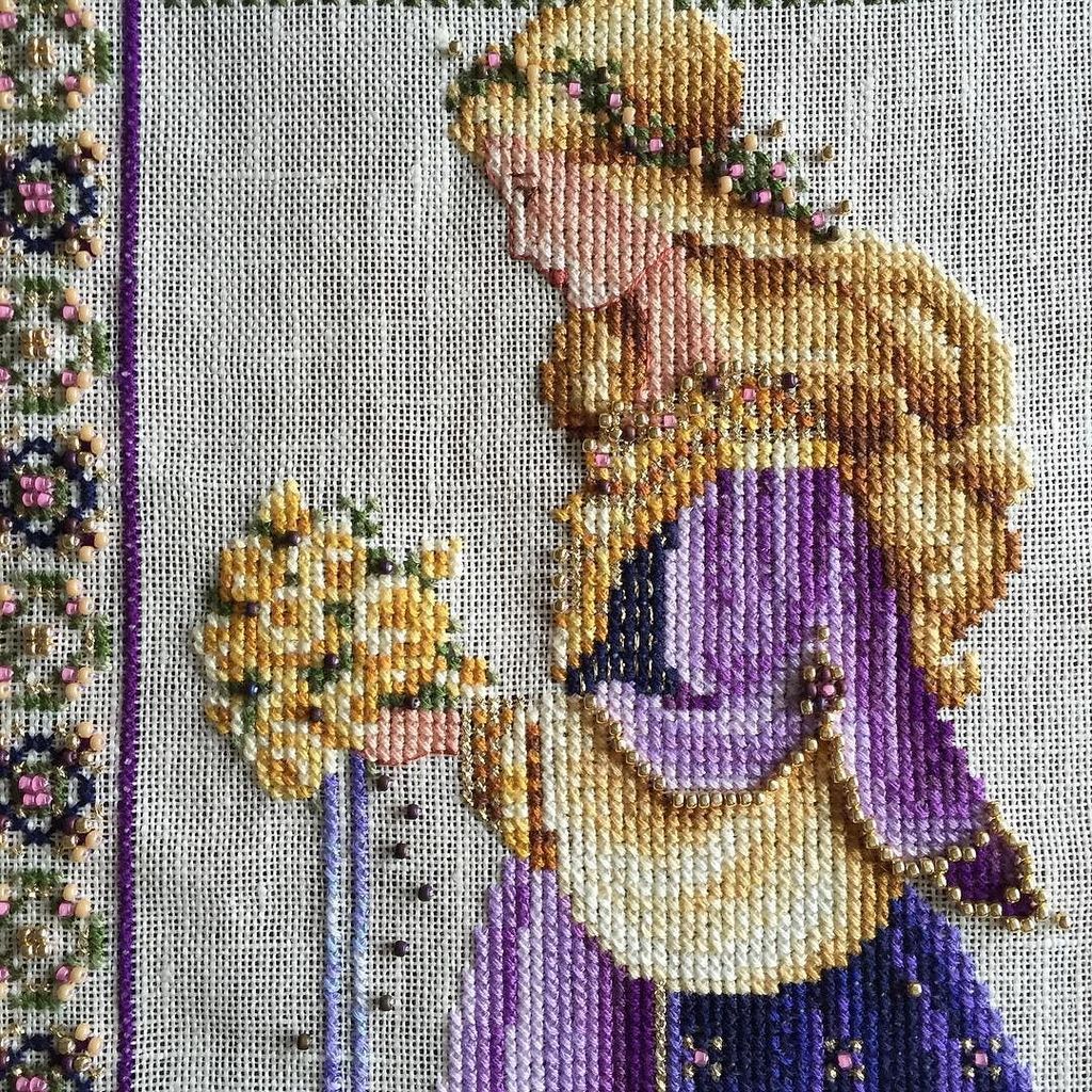 password_quilt's tweet image. detail shot of her upper half 👛 || #crossstitch #celticladies #celticspring