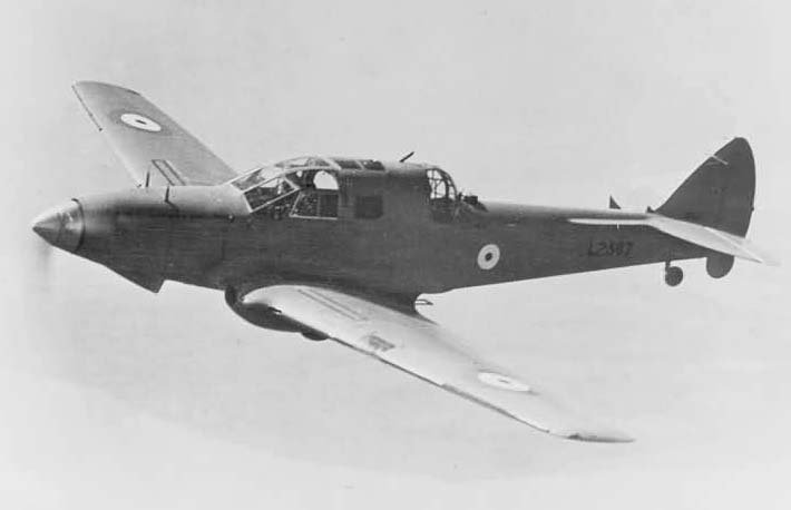WW2aircraftbot's tweet photo. デ・ハビランド ドン 
操縦席後方に銃塔を持ち、パイロット、無線手、銃塔砲手用の高等練習機として開発された機体。38年から導入されましたが、訓練に向かないと判断され連絡等の雑務機として運用し、40年には地上機材になりました。 https://t.co/wvmyGKDTJ2