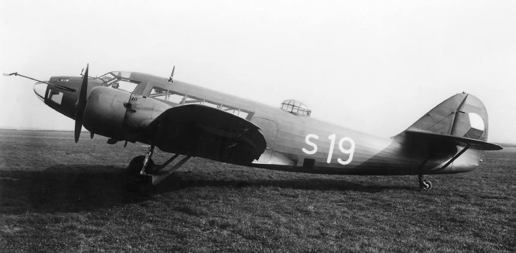 WW2aircraftbot's tweet photo. アエロ A.304
チェコスロバキアで開発された偵察・爆撃機。試作で終わったA.204旅客機を軍用機としたもので、300kgまでの爆装が可能でした。19機が生産され、1機はブルガリアが購入し43年まで哨戒任務に付いていました。 https://t.co/KRGVqsQmIe