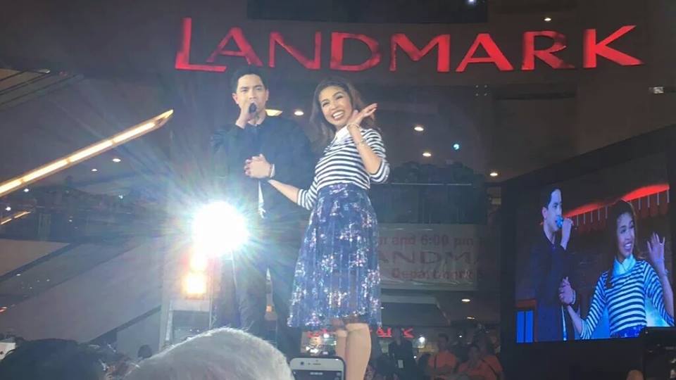 AlDubCorner's tweet photo. PUBLIC:AKBAY w/ HOLDING HANDS PAMORE..
Aldub's for BENCH 2016😍👫👍💙
#aldenforbenchfix #maineforbenchscents #benchtm https://t.co/BTxAUaiAv2