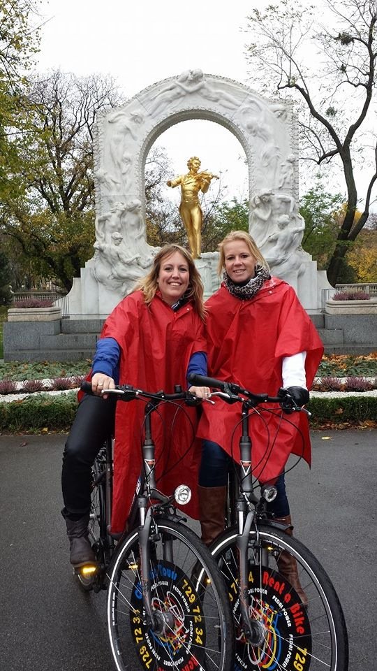 YouMeTravel's tweet photo. Of #wenen het hele jaar door mooi! Fietsen door de stad of Apfelstrudel maken bij Sissi op Schloss Schonbrunn? https://t.co/0Qi4R3bpkG