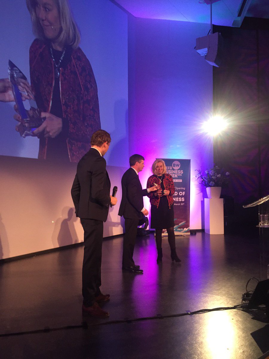 EFRBusinessWeek's tweet image. The EFR Business Week Award was granded to @SigridKaag by @jpbalkenende #Worldofbusiness