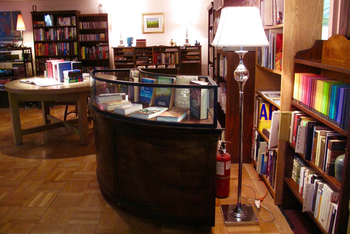 cityparklibrary's tweet image. We are open today 4-7Pm
Linda is back (hoo-RAY!)
Le CHIT CHAT welcomes you.
Free Wi-Fi and BOOKS GALORE!
#funtobehad