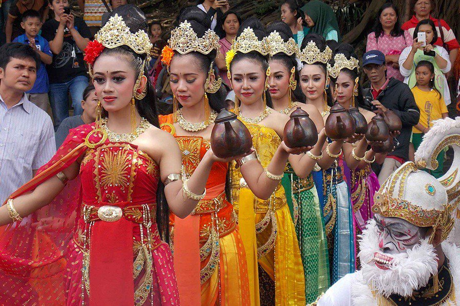 Grebeg Tengger Tirto Aji: Budaya Warisan Suku Tengger ayokelilingmalang.wordpress.com/2016/04/14/gre…