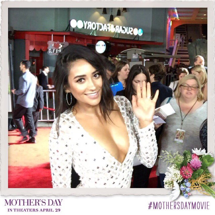 shaymitchnyc's tweet photo. Shay looked absolutely stunning on the red carpet at the #MothersDayMovie premiere. 😍😍😍 https://t.co/URBcmBh3Ji