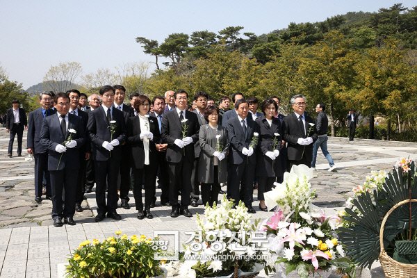 kyunghyang's tweet photo. 새누리당이 노무현 전 대통령의 고향 김해에서 5대 0으로 '완패' 했습니다. https://t.co/55g8JiJ9hK https://t.co/rdZkZvEqSr