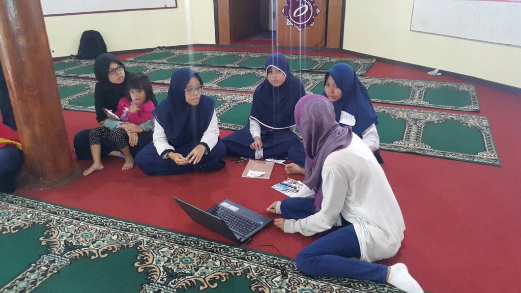 edujoy_project's tweet photo. Ayo kak yaya semangat ajarin google drive buat para akhwat yaa :) #edujoy #futureherot5el https://t.co/LkLor7wPvk