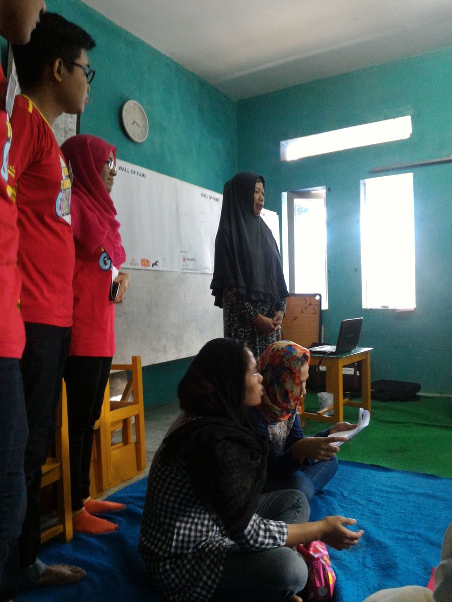 WIFIducation's tweet photo. Sambutan dari Ibu Ketua RT setempat #ForDigitalEra #FutureHeroT5el https://t.co/Iivp8IUijL