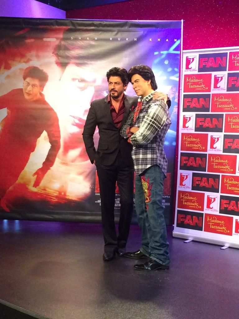SrkFcUniverse's tweet photo. This moment at "Madame Tussaud's at UK. Wax Srk,Real Srk, Young Srk, Posters Srk & Wannabe Srk
#1DaysForFan https://t.co/aNpMVUXN7l