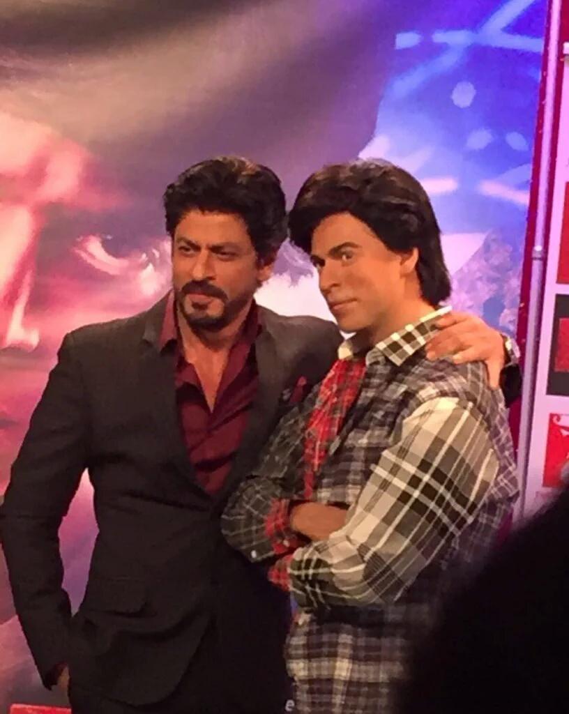 SrkFcUniverse's tweet photo. This moment at "Madame Tussaud's at UK. Wax Srk,Real Srk, Young Srk, Posters Srk & Wannabe Srk
#1DaysForFan https://t.co/aNpMVUXN7l