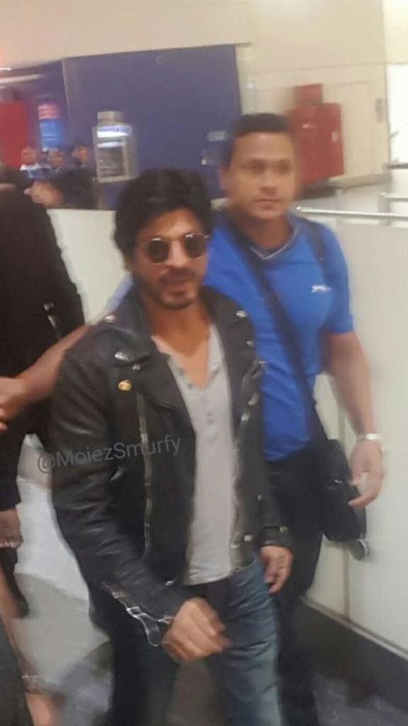 SrkFcUniverse's tweet photo. Shah Rukh Khan [@iamsrk] at Heathrow terminal 
#FanTheFilm 
#1DaysForFan https://t.co/bZ56fwO9Am