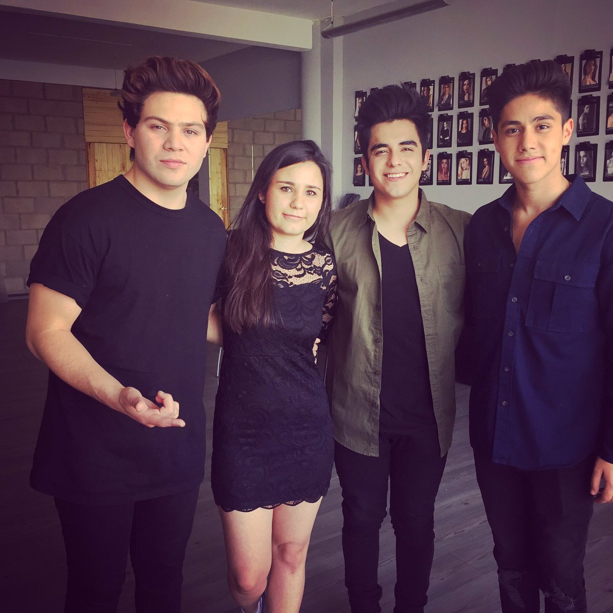 DanielaCh_'s tweet photo. Con los chavos de @layloficial Próximamente en #CirculoPostal @mychbillie @menny_flores @luisgarcie 🎶🎶 https://t.co/YdhzZFe6gR
