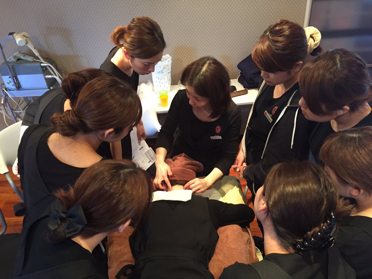 sErL9pl1oLkCC1V's tweet photo. カレン新人研修、3日目

脱毛箇所、う、な、じ   

皆んな真剣に、取り組んでます。

#カレン    #うなじ    #和服 https://t.co/C5w2xoiNaf