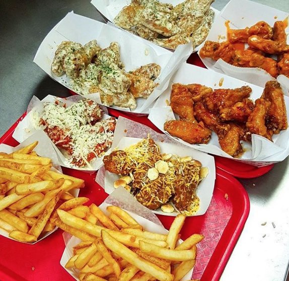 stlwingco's tweet photo. No better day than #WingWednesday to stop in and get STLโs favorite chicken wings!! #STLWingCo https://t.co/P604F8giVd