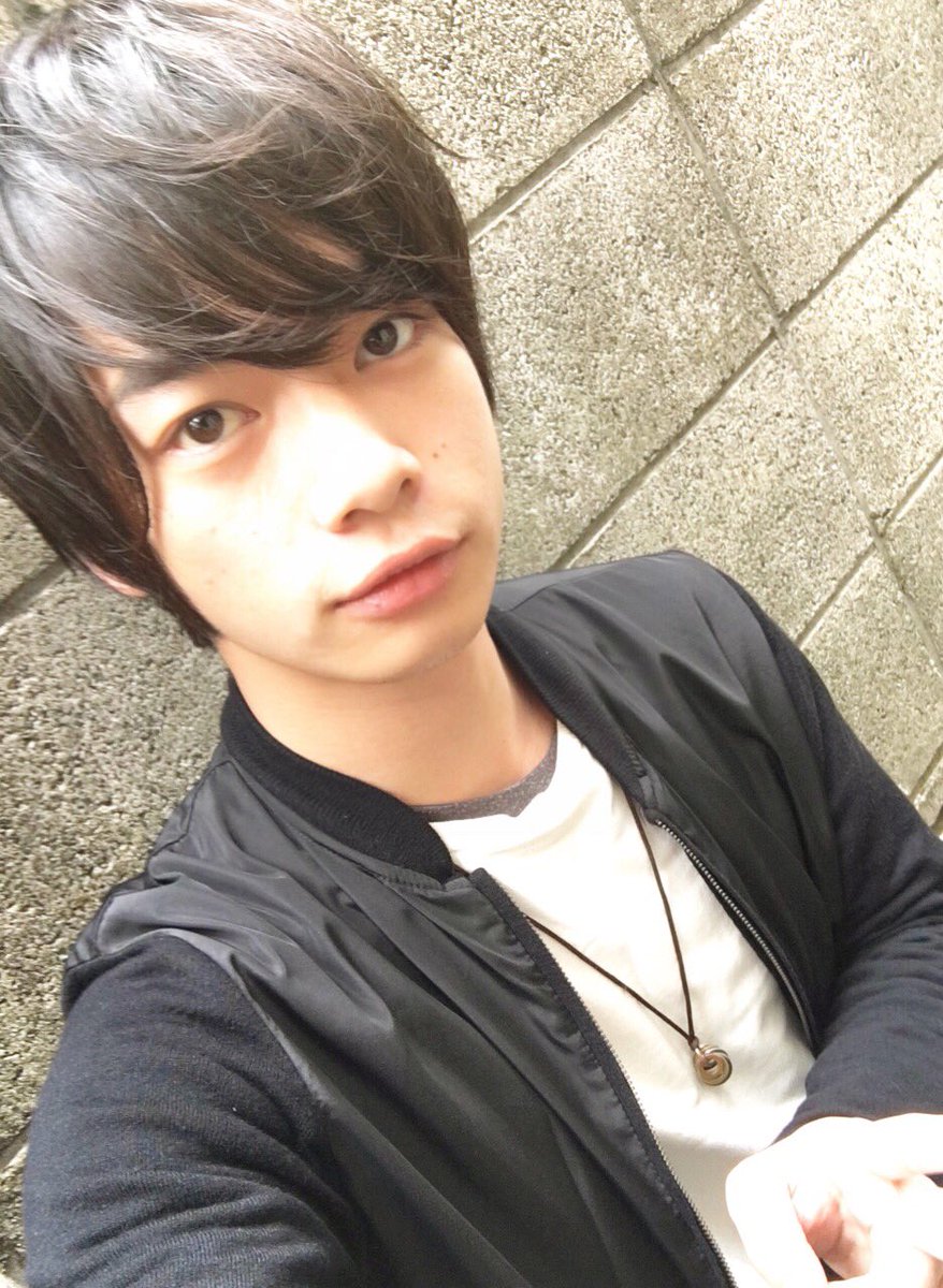 junya_ikeda2710's tweet photo. Twitter書いてなかったっすね。いやはや、忙しくお仕事やっております！
あと、髪を切って黒く染めました。
自分の写真とか載せるの恥ずかしくて最近やってなかったけど、勇気を出します。でも単品は更に恥ずかしいので自信作の写真と共に。 https://t.co/hqMOJlfI2U