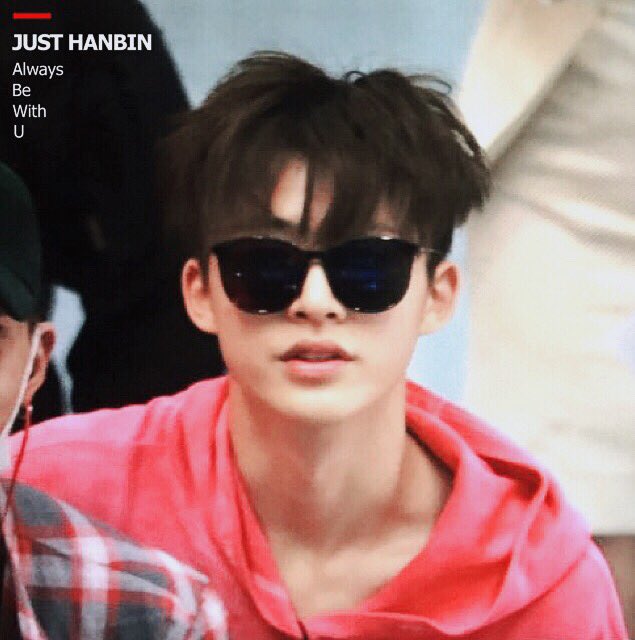 JUST_HANBIN's tweet photo. 160414 출국 preview
브이 ✌🏻✌🏻️✌🏻✌🏻✌🏻
누가 일케 잘생기고 귀여우래?!
#한빈 #비아이 #hanbin https://t.co/nSyJ0cHUEy