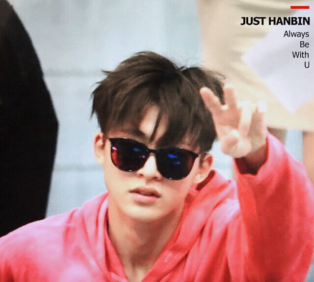 JUST_HANBIN's tweet photo. 160414 출국 preview
브이 ✌🏻✌🏻️✌🏻✌🏻✌🏻
누가 일케 잘생기고 귀여우래?!
#한빈 #비아이 #hanbin https://t.co/nSyJ0cHUEy