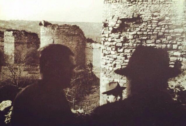 Yahya Kemal'den Tanpınar'a:" Hamdi, insanın ufku yine insandır. "  (iki şair surlarda)