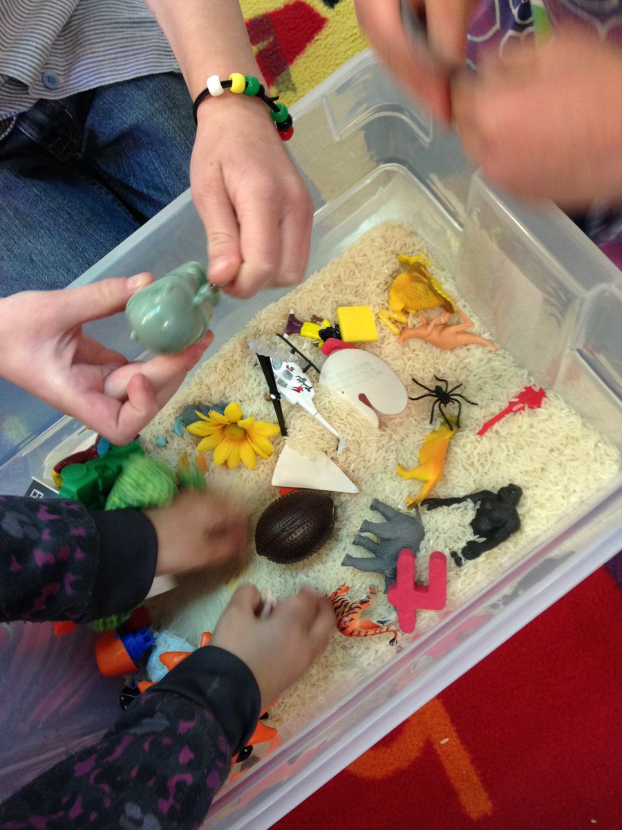 Mme_Bentz's tweet photo. Bb is for banane! #letterreview #soundbuckets @BarrElem #PHRD7 #PHRD_Schools https://t.co/gBIivV0c4D