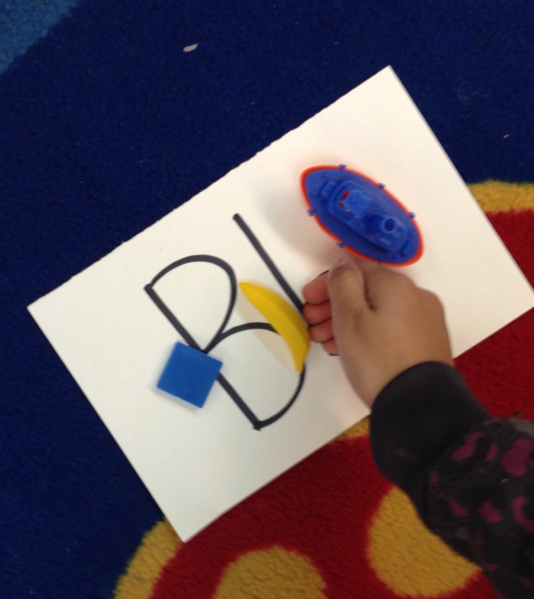 Mme_Bentz's tweet photo. Bb is for banane! #letterreview #soundbuckets @BarrElem #PHRD7 #PHRD_Schools https://t.co/gBIivV0c4D
