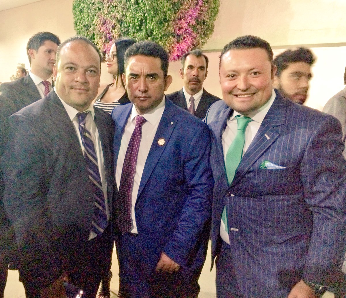 iconoclasta_mx's tweet photo. Todo un éxito la presentación del Libro #LaTierraDondeDeseoVivir 
Felicidades @Esequiel_CNC1 !! https://t.co/dXmBLAiwu5