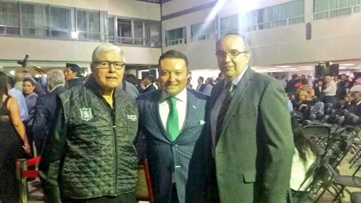 iconoclasta_mx's tweet photo. Todo un éxito la presentación del Libro #LaTierraDondeDeseoVivir 
Felicidades @Esequiel_CNC1 !! https://t.co/dXmBLAiwu5