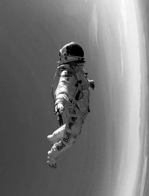 ChrisSwitchGuy's tweet photo. RedBull record jump #redbull #freefall #parachute #record #astronaut #justbcause Follow https://t.co/Kg5HwL5BzM https://t.co/BtL9x9ddT2