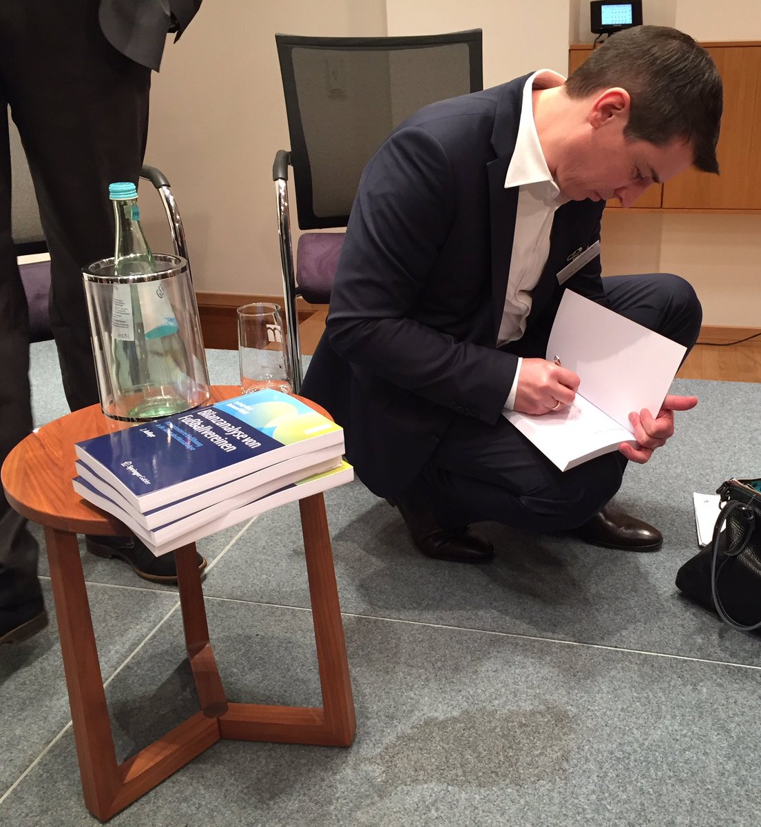 pietras_anna's tweet photo. Gelungener Auftakt! Diskussion & Signierstunde #ReWeCo @Springer_Gabler https://t.co/8MVTLVjYue https://t.co/zJvVTTbmof