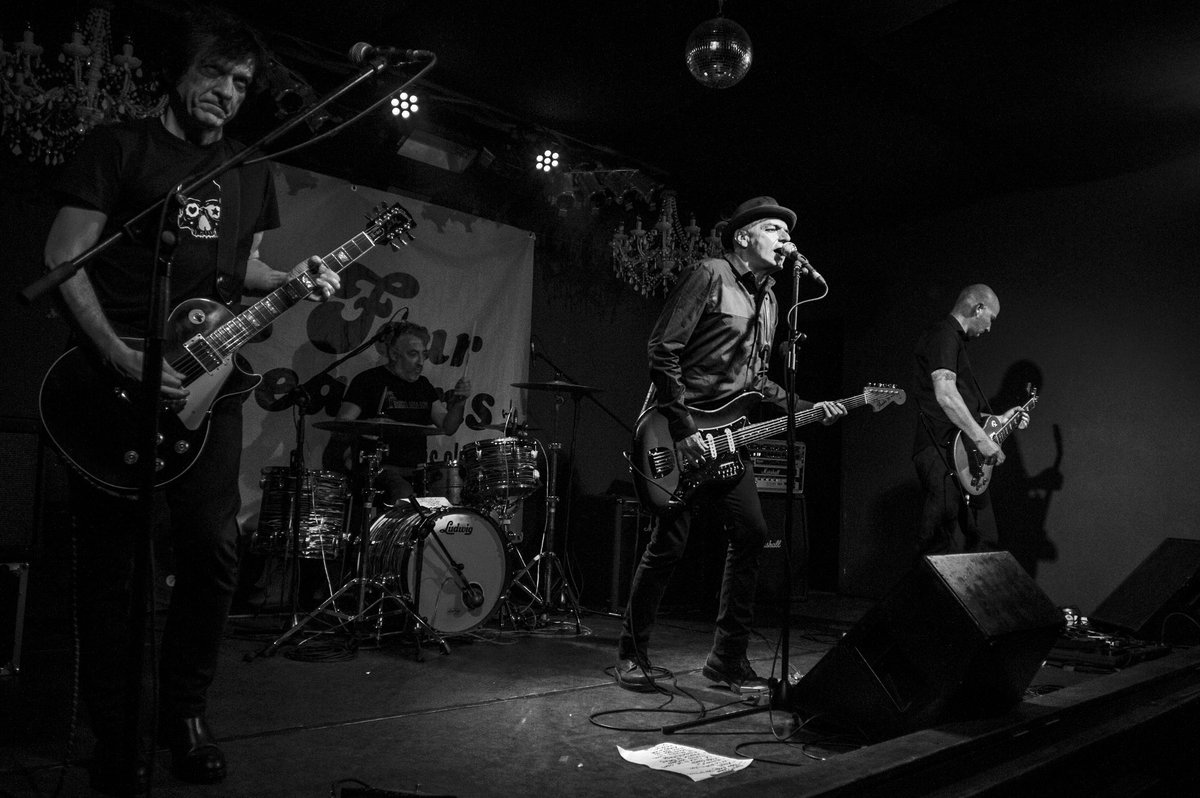 Crónica del concierto de Lagartija Nick en <a href="/LaBurbuja39/">La Burbuja</a> #FourSeasons500. Esa extraña inercia nomepierdoniuna.net/lagartija-nick…