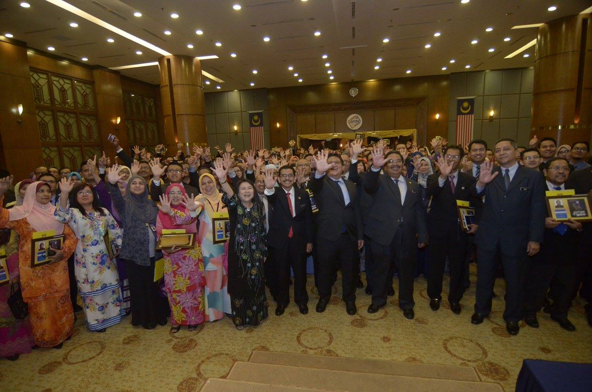 FriendsOfKDN's tweet photo. JPN: "Penerima APC JPN 2015 bergambar kenangan bersama YB Datuk NurJazlan kpjpnm #1jpnm #APC2015 https://t.co/uCcHHcHzAk"