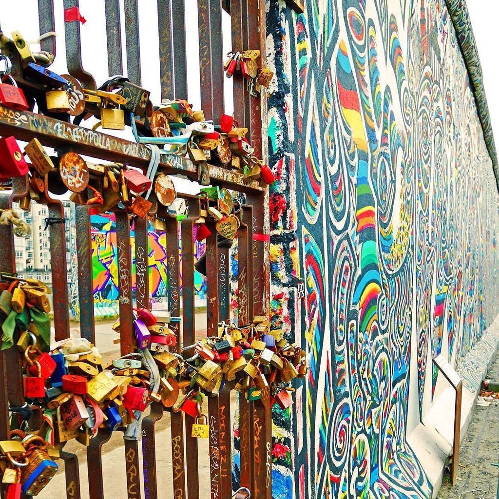 abroad_me's tweet photo. Love locks have even taken over the berlin wall #berlinwall #eastsidegallery #germany #deutschland #europe #visitbe… https://t.co/81joGk0KGa