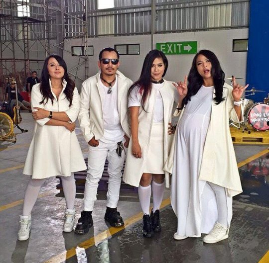 cuco juga ya klw idola kita pake putih".. bisa kali ya dicoba dpanggung <a href="/tantrikotak/">Tantrisyalindri</a> <a href="/cellakotak/">cella kotak</a> <a href="/kotakband_/">Official KOTAK</a>