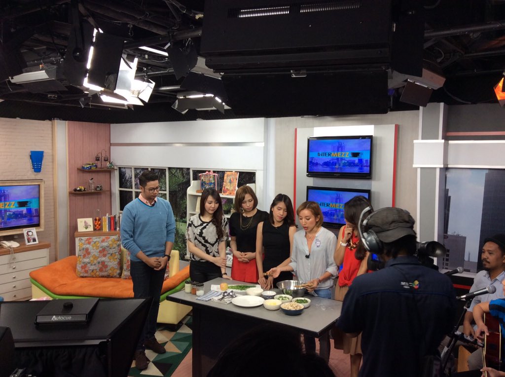 <a href="/xxRynisme/">Jessyca Auryn</a> sama <a href="/AmourMiCo/">Amour MiCo（アモウ　ミコ）</a> lagi sibuk masak, <a href="/gigigitch/">brigitta cynthia</a> cuman ngeliatin aja nih. Tim sapu bersih nih si Gigi.