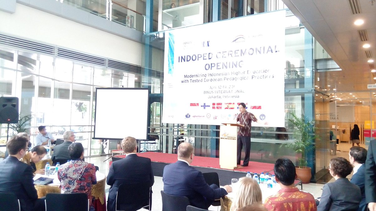 BINUSINTL's tweet photo. Novistiar Rustandi, CEO of Haruka Edu, is on the podium, talking about technology in higher education #Indoped https://t.co/nyVPwpJuqr