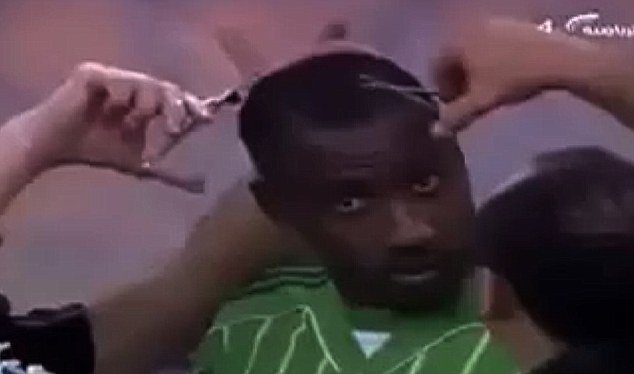 vkenneth_com's tweet image. Saudi footballer given haircut to remove un-Islamic mohawk just before kick-off #BlackSLAVES
dailym.ai/1NlnaaG