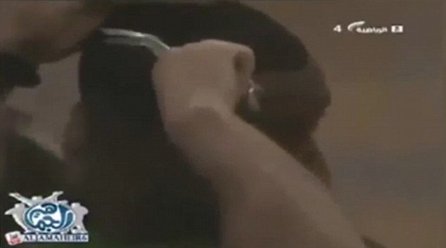 vkenneth_com's tweet image. Saudi footballer given haircut to remove un-Islamic mohawk just before kick-off #BlackSLAVES
dailym.ai/1NlnaaG