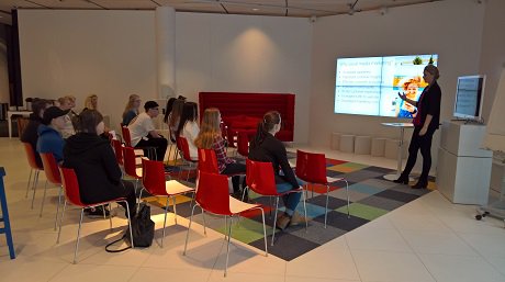 MicrosoftSuomi's tweet photo. Ohjaa esitystä puhelimella: https://t.co/FZbaaEcq4Q #esitys #esitelmä #PowerPoint #OfficeRemote https://t.co/xkGcM4F0MW