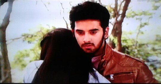 xadhaw7's tweet photo. @DiganganaS @v_vishal13 Ciyeee Veera memeluk Baldev 🙇,,pd Baper nihhh #VeeBa @akangobet @O_H12123 #VEERAEPS86 https://t.co/JPwuly2ybV