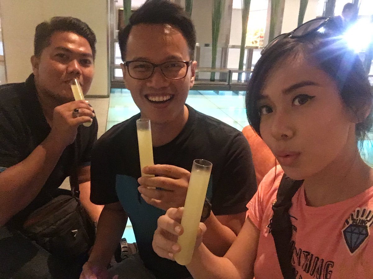 Welcome drinknya seru banget! Kayak lagi minum racikan kimia apaaaa gtu <a href="/JalanJalanKTV/">JalanJalan!KompasTV</a> <a href="/MadjidAkbari/">AKBARI MADJID</a>